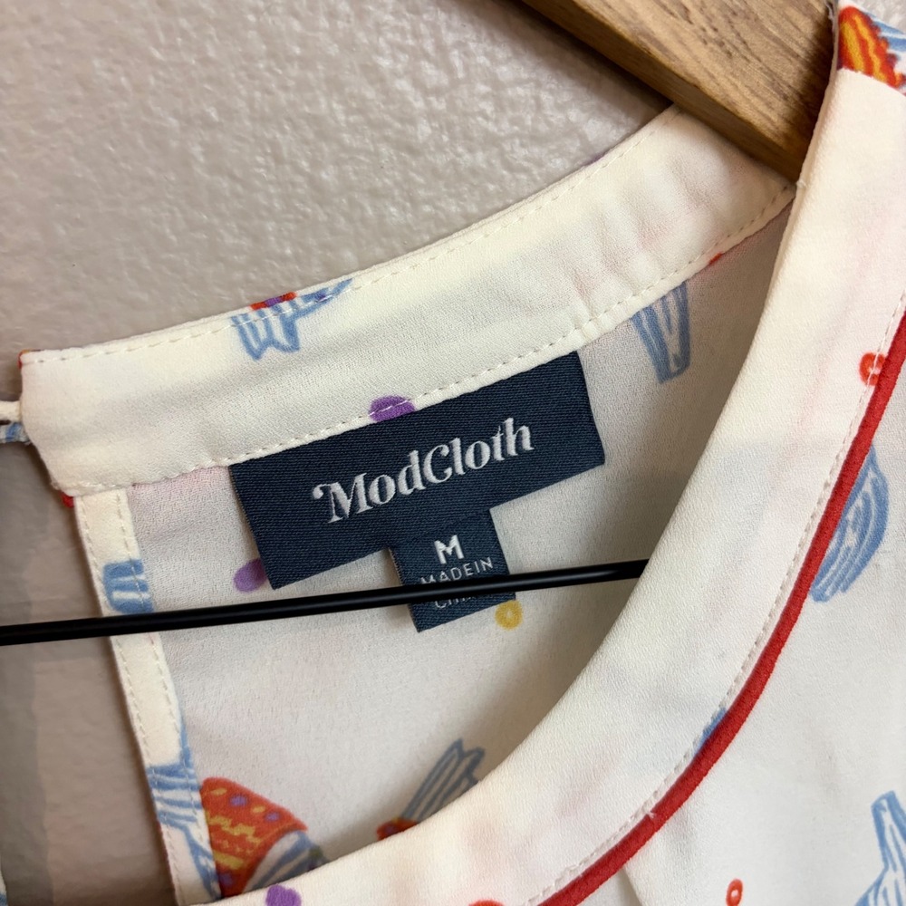 ModCloth Sleeveless Blouse Size M Llama Alpaca Print Retro Whimsical Keyhole Top - Picture 3 of 8